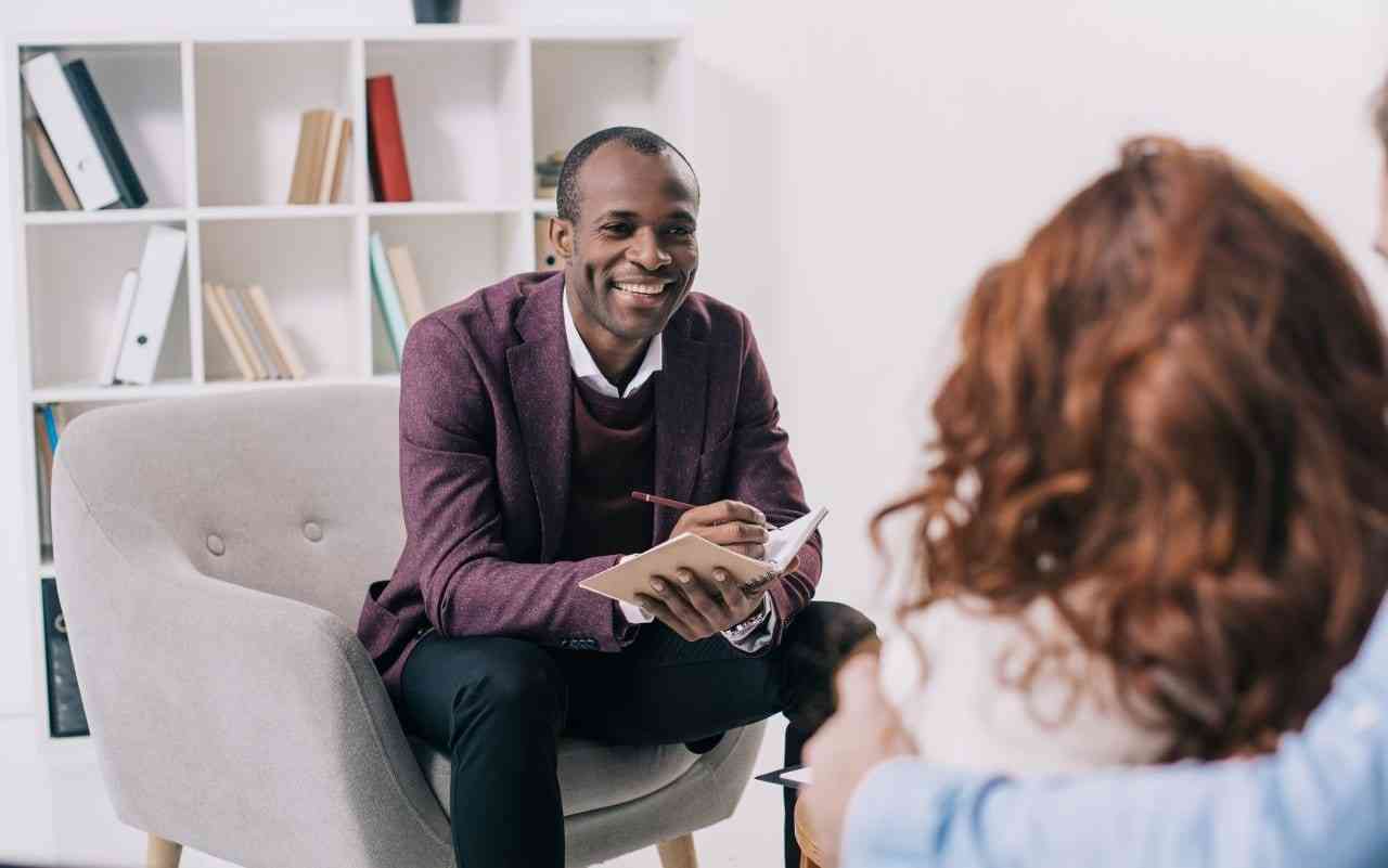 Counseling student meeting with a counselor or therapist.