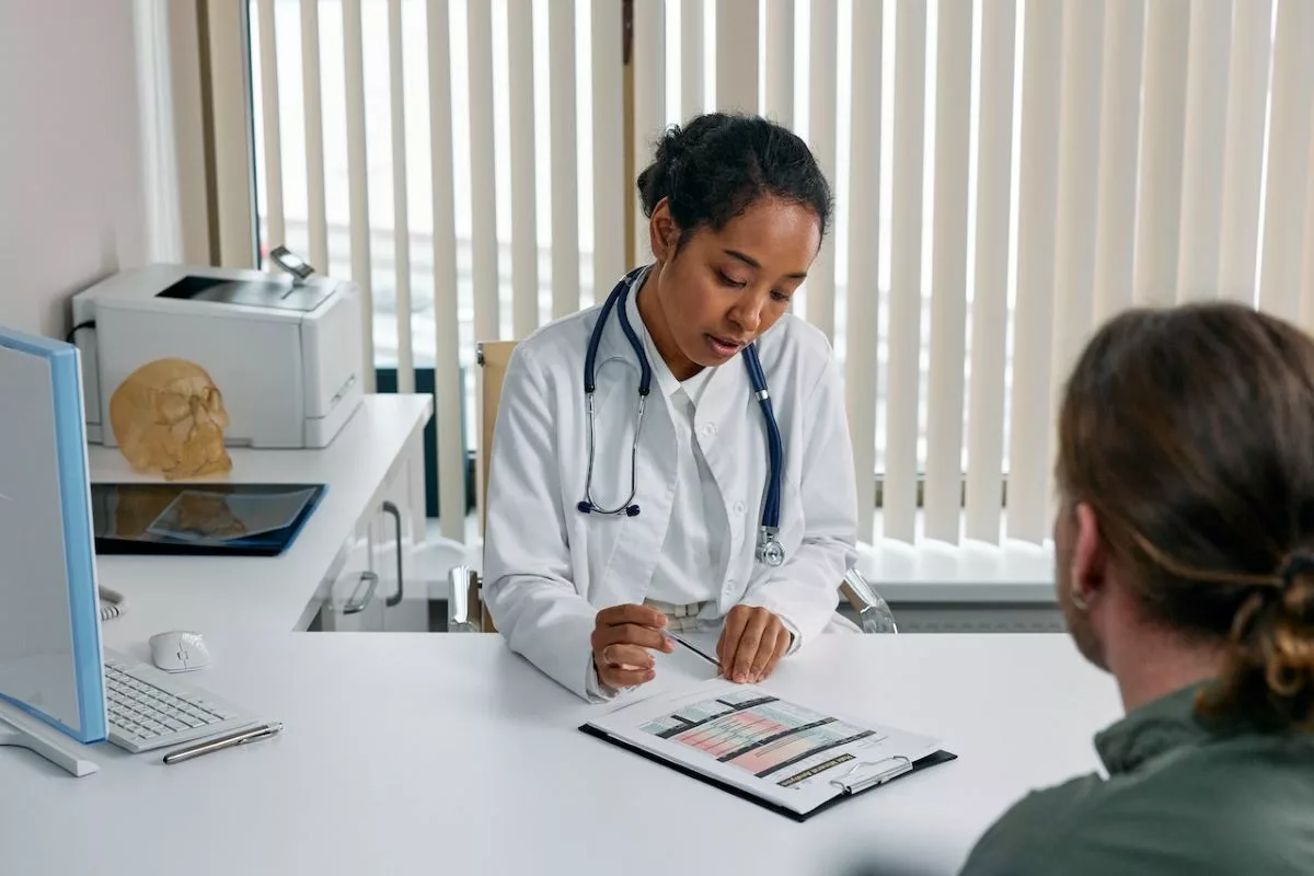 What to expect at a neurologist appointment. Female neurologist with patient.