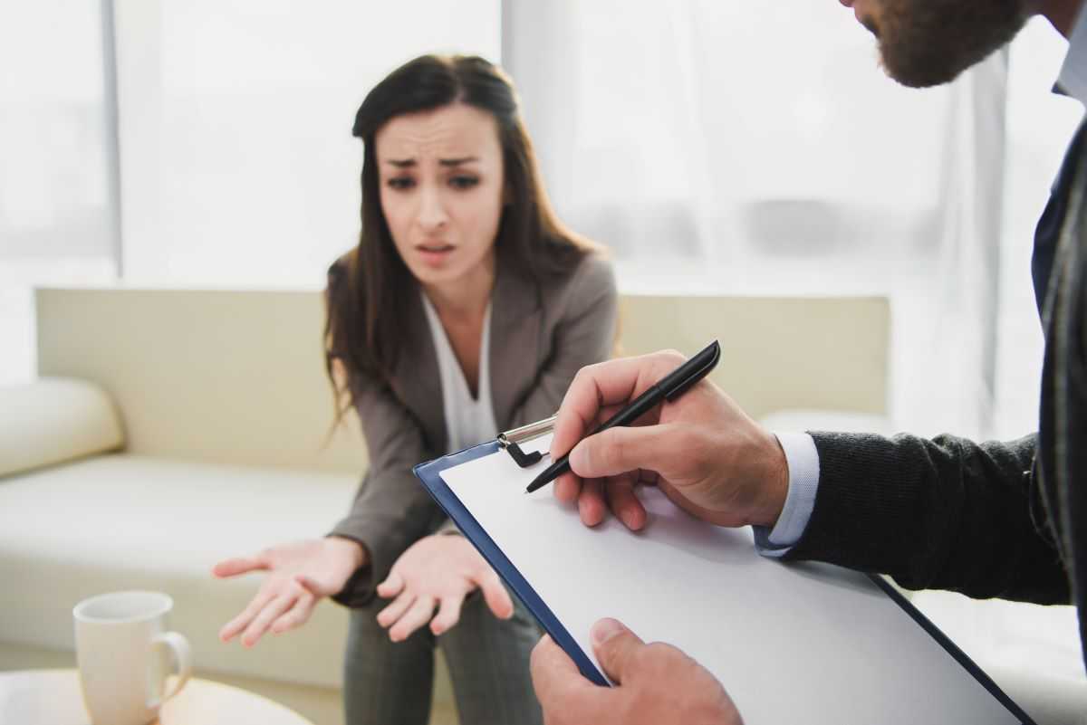 Woman struggling with psychosis meeting with psychiatrist.